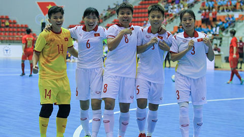 Đá nửa sân, ĐT futsal nữ Việt Nam dội 'mưa gôn' vào lưới ĐT futsal nữ Myanmar